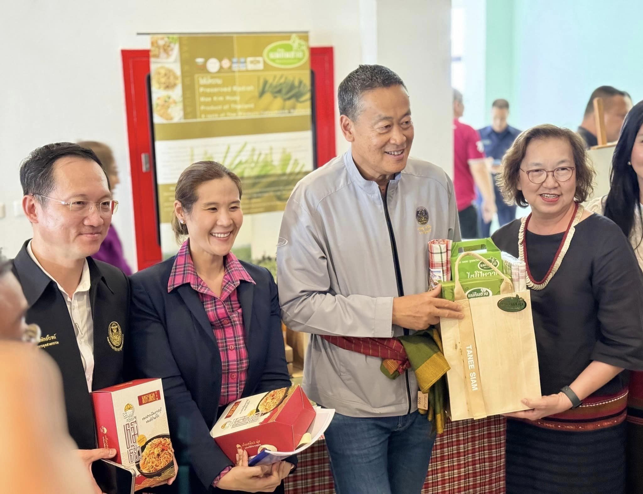 📣 ราชบุรี สุดปลื้ม โชว์สินค้าโอทอปต้อนรับนายเศรษฐา ทวีสิน นายกรัฐมนตรี และคณะตรวจราชการ ทัวร์นกขมิ้นบุรีที่ 3 เยี่ยมชมให้กำลังใจบูธสินค้า OTOP และผลิตภัณฑ์ชุมชน ของดีจังหวัดราชบุรี