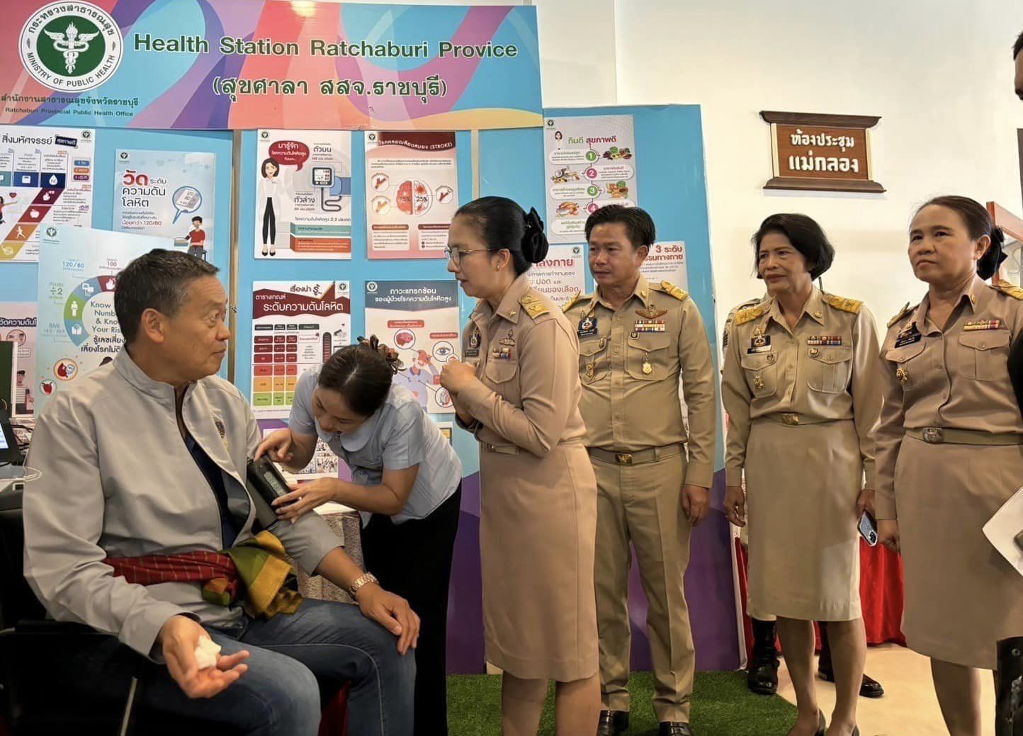 📣 ราชบุรี สุดปลื้ม โชว์สินค้าโอทอปต้อนรับนายเศรษฐา ทวีสิน นายกรัฐมนตรี และคณะตรวจราชการ ทัวร์นกขมิ้นบุรีที่ 3 เยี่ยมชมให้กำลังใจบูธสินค้า OTOP และผลิตภัณฑ์ชุมชน ของดีจังหวัดราชบุรี