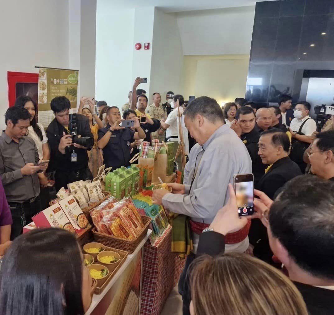 📣 ราชบุรี สุดปลื้ม โชว์สินค้าโอทอปต้อนรับนายเศรษฐา ทวีสิน นายกรัฐมนตรี และคณะตรวจราชการ ทัวร์นกขมิ้นบุรีที่ 3 เยี่ยมชมให้กำลังใจบูธสินค้า OTOP และผลิตภัณฑ์ชุมชน ของดีจังหวัดราชบุรี
