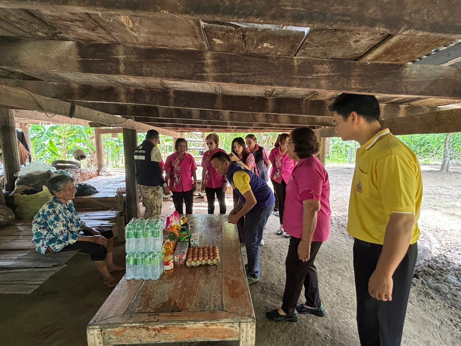 💢 พช.บ้านคา ร่วมกับ คณะกรรมการพัฒนาสตรี จังหวัดราชบุรี มอบเครื่องอุปโภค บริโภคให้กับ ครัวเรือนยากจน เป้าหมายในระบบ TPMAP