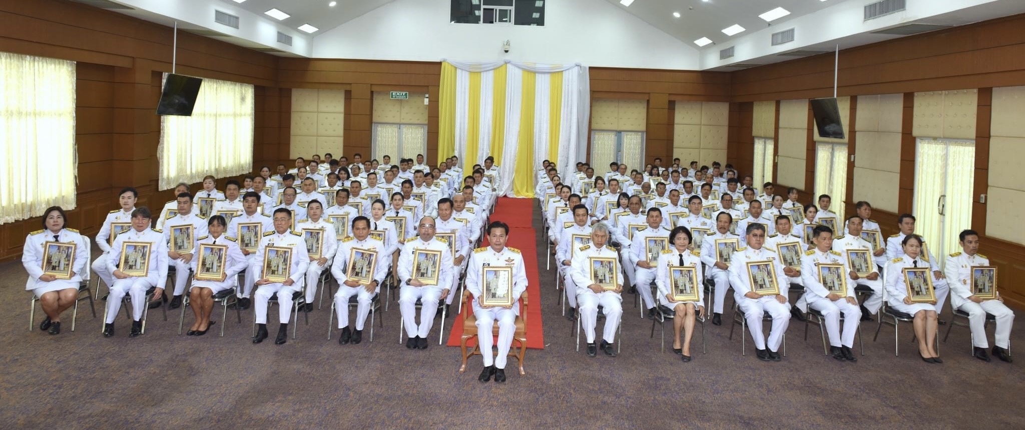 📣 พช.ราชบุรี ร่วมพิธีรับพระราชทานพระบรมฉายาลักษณ์ พระบาทสมเด็จพระเจ้าอยู่หัวที่ฉายกับสมเด็จพระนางเจ้าฯ พระบรมราชินี