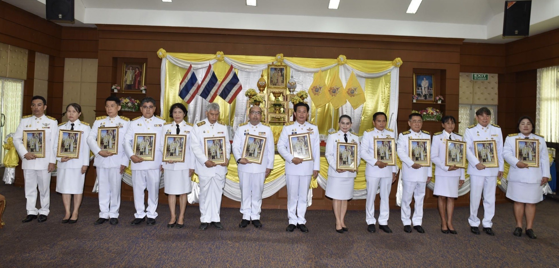 📣 พช.ราชบุรี ร่วมพิธีรับพระราชทานพระบรมฉายาลักษณ์ พระบาทสมเด็จพระเจ้าอยู่หัวที่ฉายกับสมเด็จพระนางเจ้าฯ พระบรมราชินี