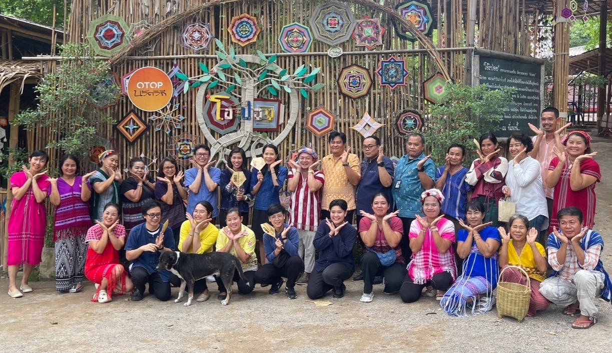 📣 พช.ราชบุรี รับการตรวจเยี่ยม กพร.กรมการพัฒนาชุมชน ลงพื้นที่ผลักดันผลงาน การเสนอขอรับรางวัลเลิศรัฐ ประจำปีงบประมาณ พ.ศ. 2567 จังหวัดราชบุรี สาขาการบริหารราชการแบบมีส่วนร่วม ประเภทร่วมใจแก้จน ผลงาน “ตลาดโอ๊ะป่อย วิถีชุมชนสร้างเงินล้าน”