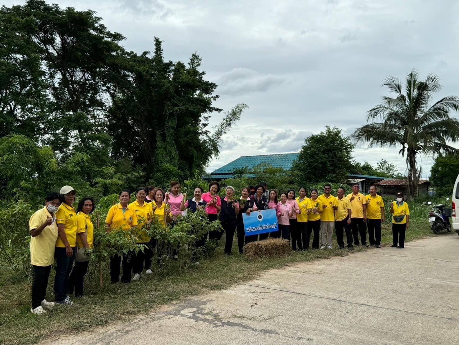📣 จังหวัดราชบุรี ลงพื้นที่ตรวจเยี่ยม และติดตามผลการดำเนินงานกิจกรรมการสร้างความมั่นคงทางอาหาร “บ้านนี้มีรักปลูกผักกินเอง ทางนี้มีผลผู้คนรักกัน” ตามแนวพระราชดำริกรมสมเด็จพระเทพรัตนราชสุดาฯ สยามบรมราชกุมารี สู่การปฏิบัติ