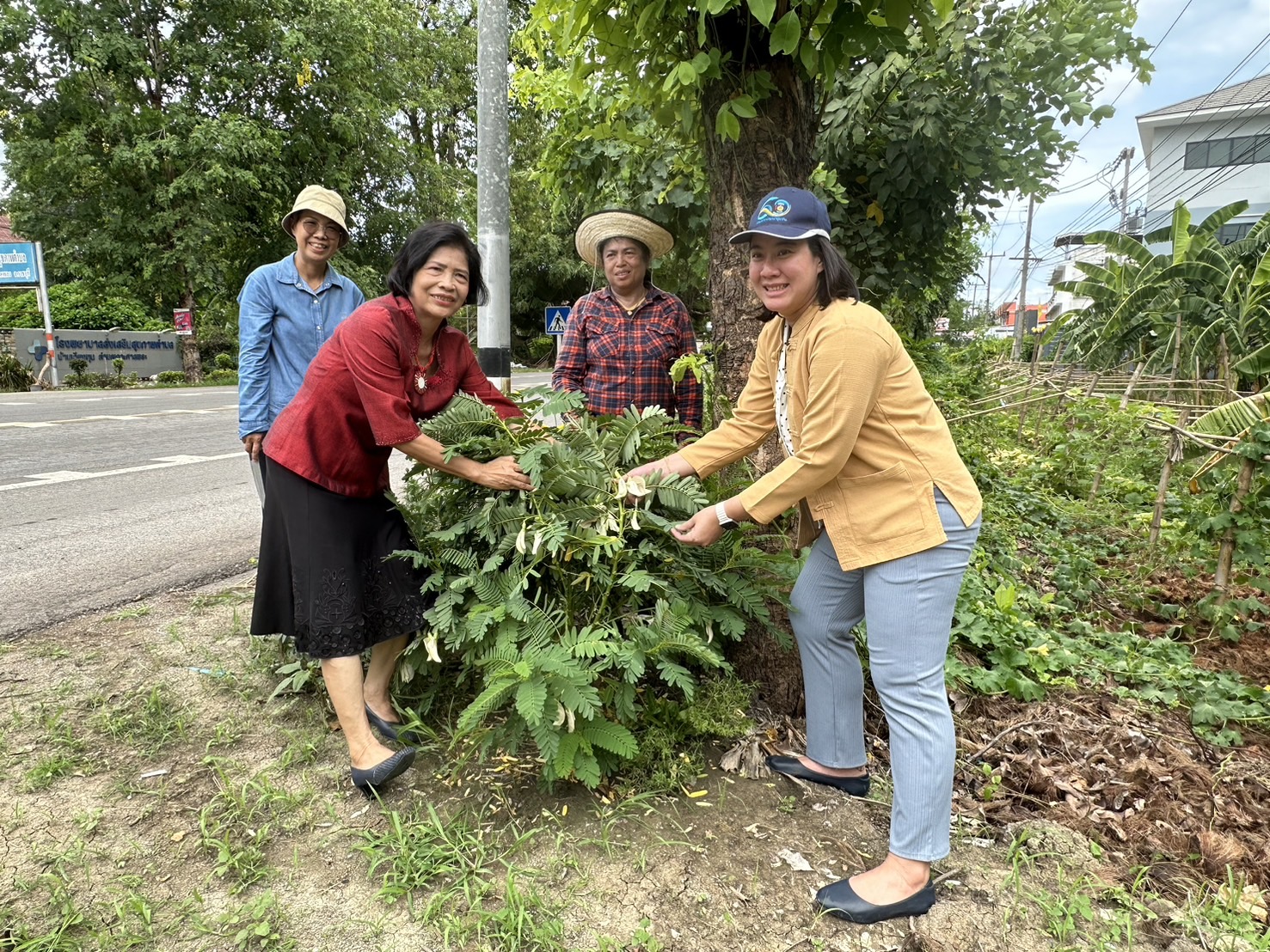 📣 พช.ราชบุรี ลงพื้นที่ตรวจเยี่ยม และติดตามผลการดำเนินงานกิจกรรมการสร้างความมั่นคงทางอาหาร “บ้านนี้มีรักปลูกผักกินเอง ทางนี้มีผลผู้คนรักกัน” ตามแนวพระราชดำริกรมสมเด็จพระเทพรัตนราชสุดาฯ สยามบรมราชกุมารี สู่การปฏิบัติ