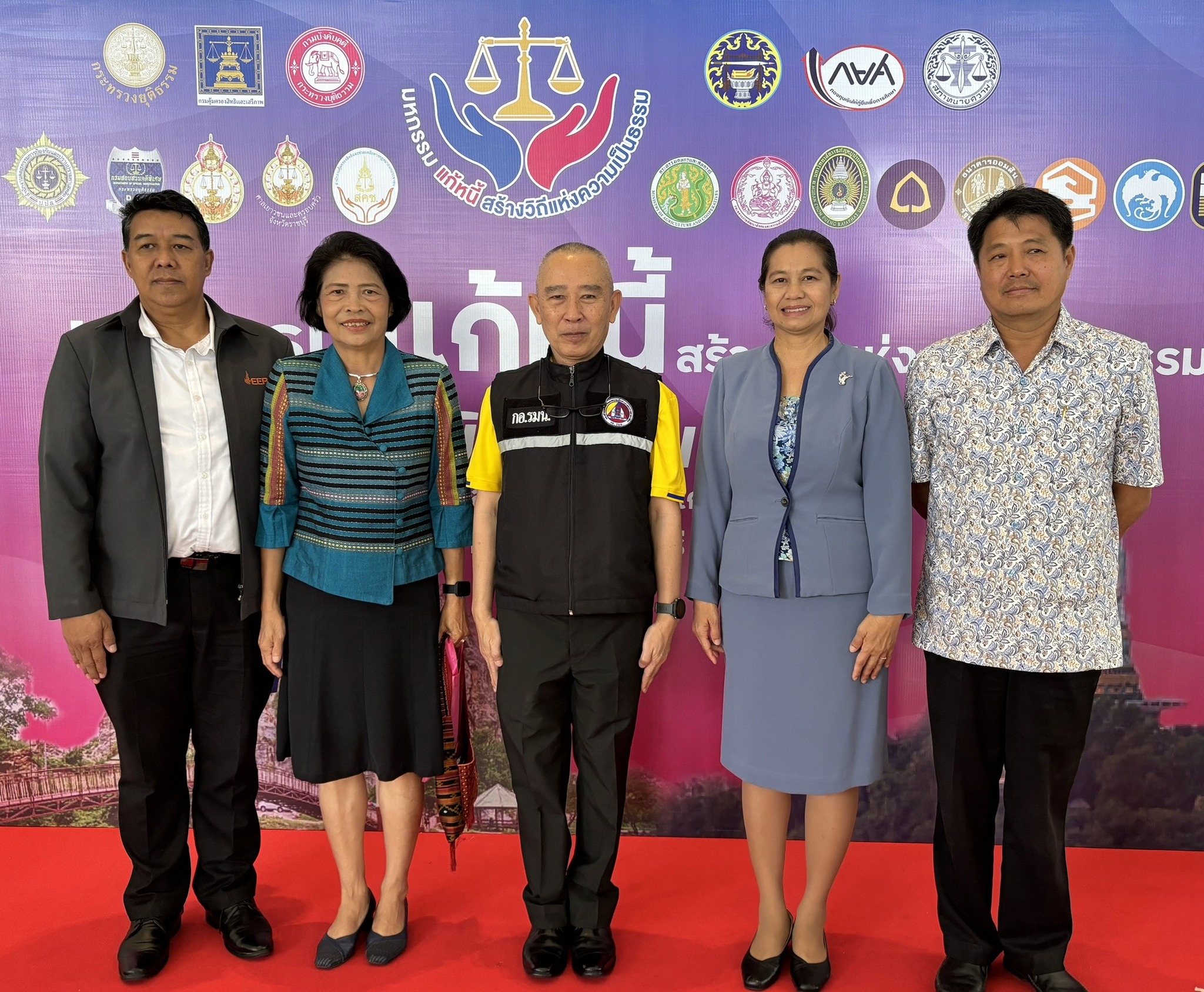 พช.ราชบุรี ร่วมพิธีเปิดโครงการ “มหกรรมแก้หนี้ สร้างวิถีแห่งความเป็นธรรม” จังหวัดราชบุรี