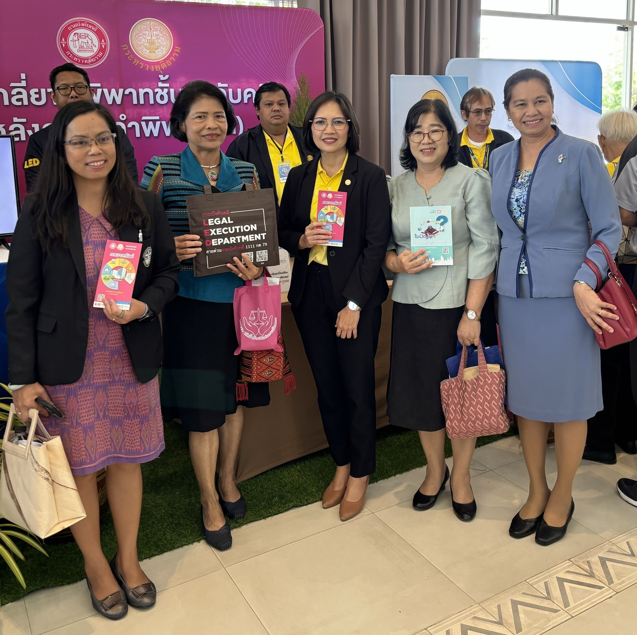 พช.ราชบุรี ร่วมพิธีเปิดโครงการ “มหกรรมแก้หนี้ สร้างวิถีแห่งความเป็นธรรม” จังหวัดราชบุรี