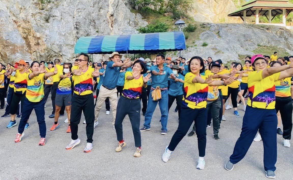 พช.ราชบุรี สร้างพลังกาย เสริมพลังใจ ชาว พช.ราชบุรีสุขภาพดี ร่วมกิจกรรม “ผู้ว่าฯ พาออกกำลังกาย” ณ อุทยานหินเขางู จังหวัดราชบุรี