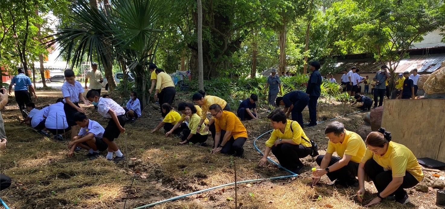 พช.ราชบุรี จัดกิจกรรม “เอามื้อสามัคคี สร้างความมั่นคงทางอาหาร ปลูกผักสวนครัว จากวัดสู่ชุมชน” ขับเคลื่อนการน้อมนำแนวพระราชดำริของสมเด็จพระกนิษฐาธิราชเจ้า กรมสมเด็จพระเทพรัตนราชสุดาฯ สยามบรมราชกุมารี สู่การปฏิบัติ