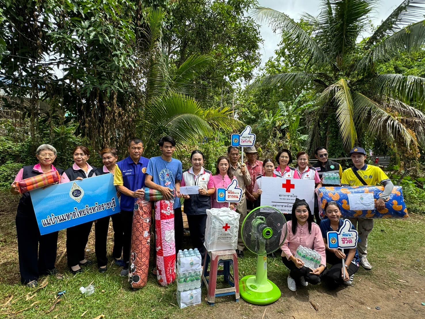 มมท.ราชบุรี ร่วมกับ พช.ราชบุรี ลงพื้นที่ช่วยเหลือและให้กำลังใจครัวเรือนยากไร้ ครัวเรือนตกเกณฑ์ตามระบบ TPMAP และThaiQM ณ พื้นที่อำเภอปากท่อ จังหวัดราชบุรี