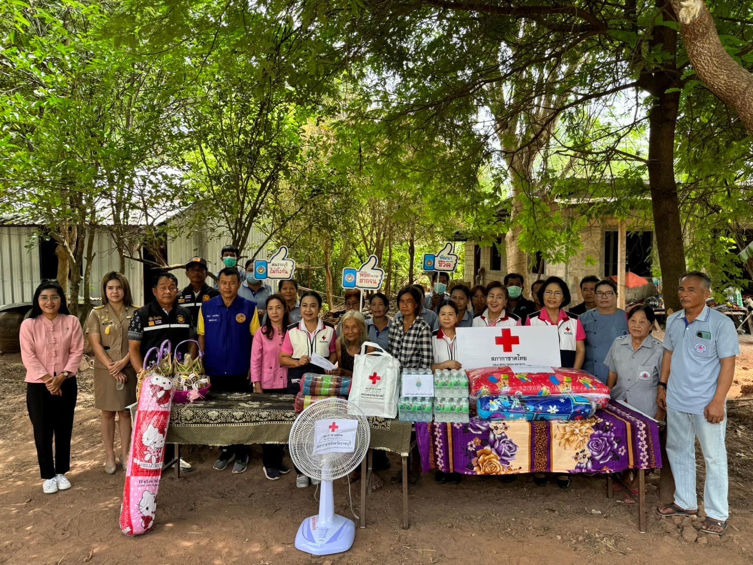 มมท.ราชบุรี ร่วมกับ พช.ราชบุรี ลงพื้นที่ช่วยเหลือและให้กำลังใจครัวเรือนยากไร้ ครัวเรือนตกเกณฑ์ตามระบบ TPMAP และThaiQM ณ พื้นที่อำเภอปากท่อ จังหวัดราชบุรี