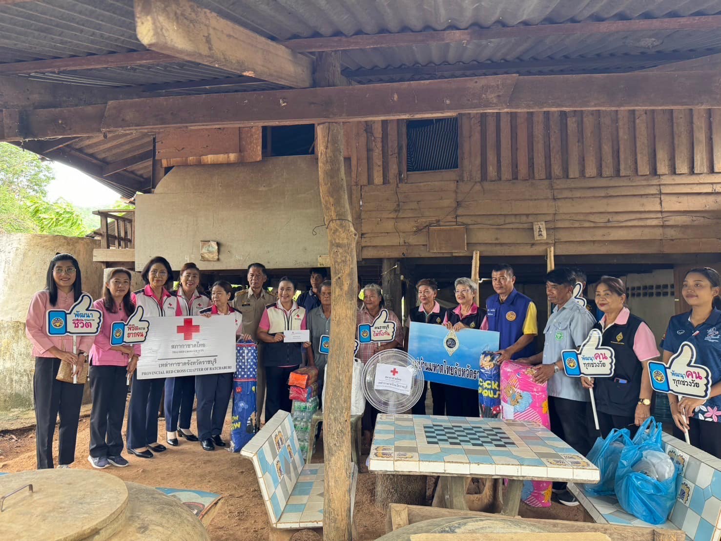 มมท.ราชบุรี ร่วมกับ พช.ราชบุรี ลงพื้นที่ช่วยเหลือและให้กำลังใจครัวเรือนยากไร้ ครัวเรือนตกเกณฑ์ตามระบบ TPMAP และThaiQM ณ พื้นที่อำเภอปากท่อ จังหวัดราชบุรี