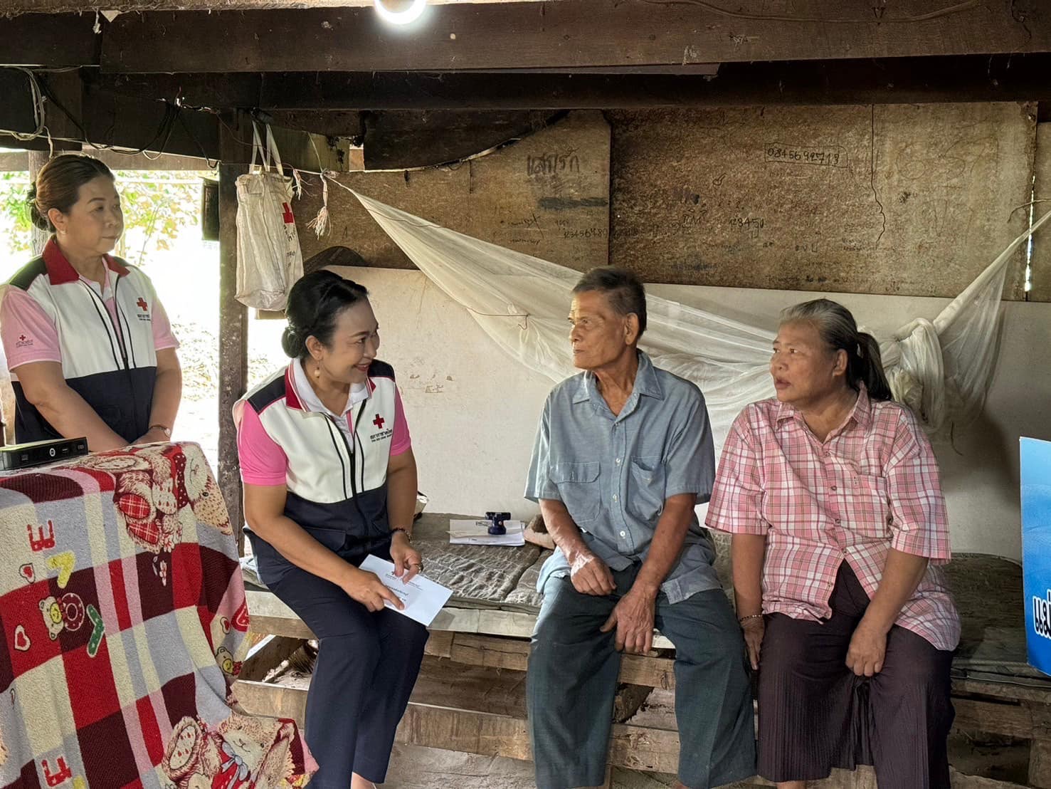 มมท.ราชบุรี ร่วมกับ พช.ราชบุรี ลงพื้นที่ช่วยเหลือและให้กำลังใจครัวเรือนยากไร้ ครัวเรือนตกเกณฑ์ตามระบบ TPMAP และThaiQM ณ พื้นที่อำเภอปากท่อ จังหวัดราชบุรี