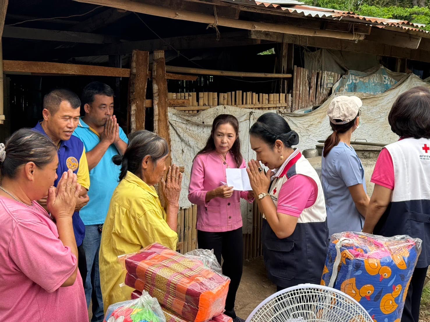 มมท.ราชบุรี ร่วมกับ พช.ราชบุรี ลงพื้นที่ช่วยเหลือและให้กำลังใจครัวเรือนยากไร้ ครัวเรือนตกเกณฑ์ตามระบบ TPMAP และThaiQM ณ พื้นที่อำเภอปากท่อ จังหวัดราชบุรี