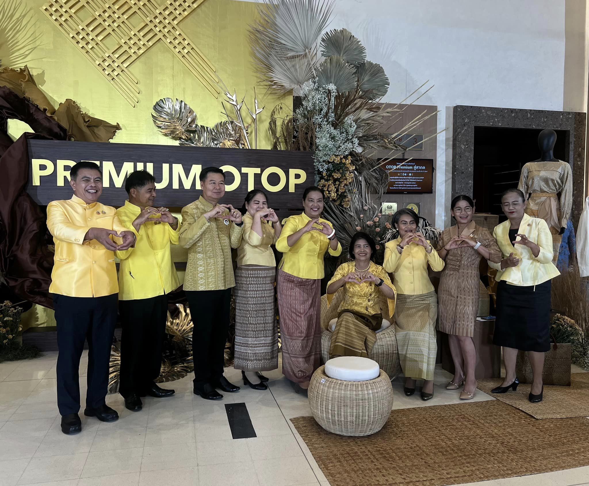 พช.ราชบุรี เข้าร่วมพิธีเปิดการประชุมเชิงปฏิบัติการพัฒนาศักยภาพผู้ผลิต ผู้ประกอบการ OTOP ในการพัฒนายกระดับผลิตภัณฑ์ OTOP ให้เป็นสินค้า Premium ภายใต้โครงการพัฒนาผลิตภัณฑ์ OTOP Premium สู่สากล ประเภทผ้า เครื่องแต่งกาย และประเภทของใช้ ของตกแต่ง ของที่ระลึก