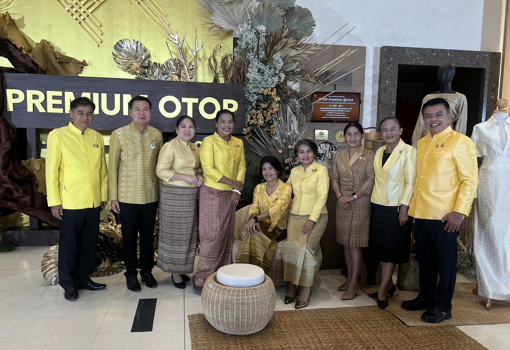 พช.ราชบุรี เข้าร่วมพิธีเปิดการประชุมเชิงปฏิบัติการพัฒนาศักยภาพผู้ผลิต ผู้ประกอบการ OTOP ในการพัฒนายกระดับผลิตภัณฑ์ OTOP ให้เป็นสินค้า Premium ภายใต้โครงการพัฒนาผลิตภัณฑ์ OTOP Premium สู่สากล ประเภทผ้า เครื่องแต่งกาย และประเภทของใช้ ของตกแต่ง ของที่ระลึก