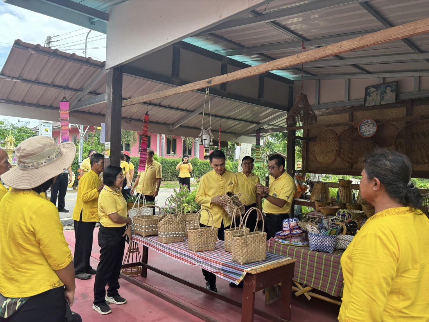 📣 ผู้ตรวจราชการกรมพัฒนาชุมชน ลงพื้นที่ตรวจเยี่ยมและติดตามการดำเนินงานของศูนย์สารสนเทศตำบลต้นแบบเพื่อพัฒนาคุณภาพชีวิตตำบลเขาขลุง อำเภอบ้านโป่ง จังหวัดราชบุรี ⏰ วันจันทร์ที่ 15 กรกฎาคม 2567 ณ บ้านหนองไม้เฝ้า หมู่ที่ 4 ตำบลเขาขลุง อำเภอบ้านโป่ง จังหวัดราชบุรี