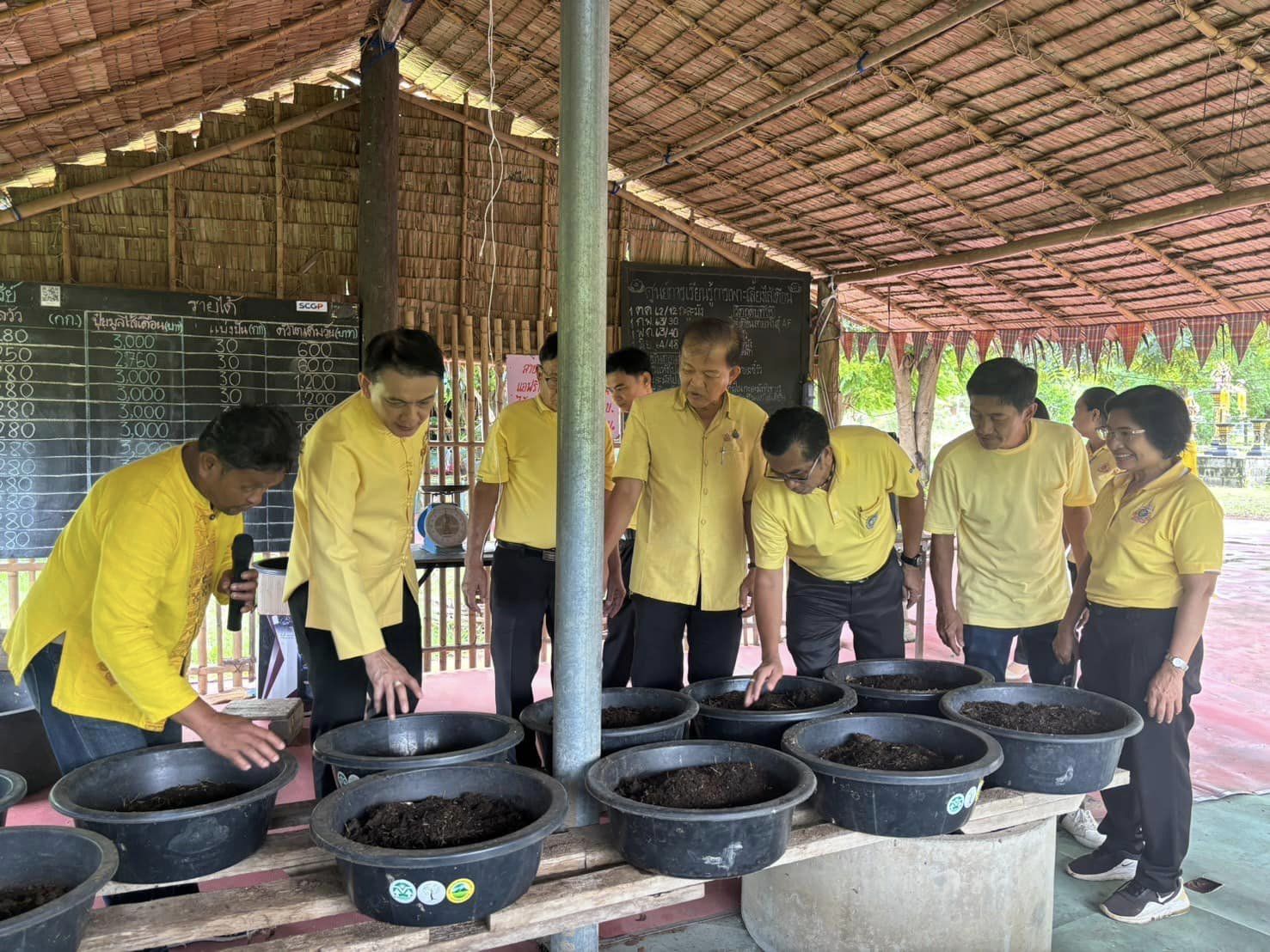 📣 ผู้ตรวจราชการกรมพัฒนาชุมชน ลงพื้นที่ตรวจเยี่ยมและติดตามการดำเนินงานของศูนย์สารสนเทศตำบลต้นแบบเพื่อพัฒนาคุณภาพชีวิตตำบลเขาขลุง อำเภอบ้านโป่ง จังหวัดราชบุรี ⏰ วันจันทร์ที่ 15 กรกฎาคม 2567 ณ บ้านหนองไม้เฝ้า หมู่ที่ 4 ตำบลเขาขลุง อำเภอบ้านโป่ง จังหวัดราชบุรี