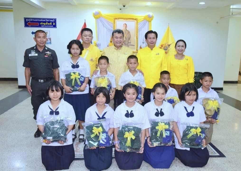 ปลัดกระทรวงมหาดไทยมอบชุดเครื่องแบบลูกเสือ – เนตรนารี แก่นักเรียนในจังหวัดราชบุรี