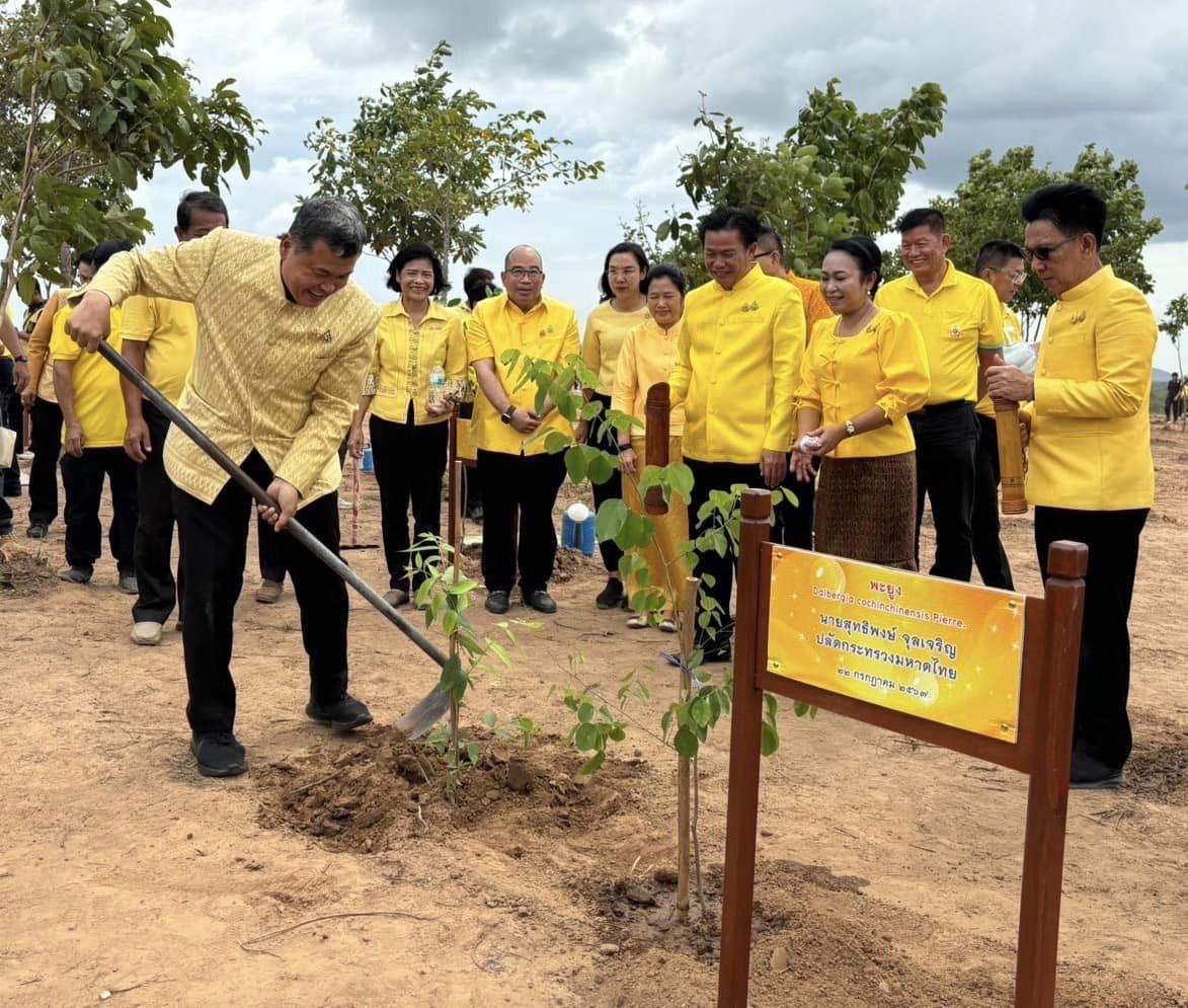 ปลัดกระทรวงมหาดไทยเป็นประธานในกิจกรรมปลูกต้นไม้เฉลิมพระเกียรติพระบาทสมเด็จพระเจ้าอยู่หัว เนื่องในโอกาสมหามงคล เฉลิมพระชนมพรรษา 6 รอบ 28 กรกฎาคม 2567