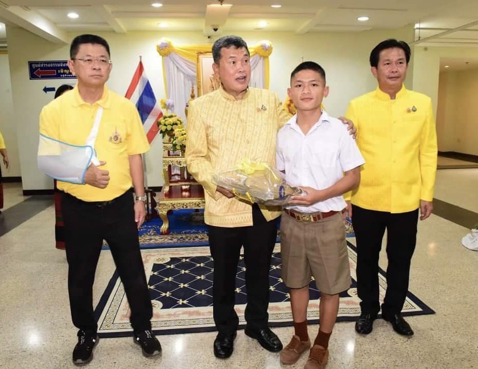 ปลัดกระทรวงมหาดไทยมอบชุดเครื่องแบบลูกเสือ – เนตรนารี แก่นักเรียนในจังหวัดราชบุรี
