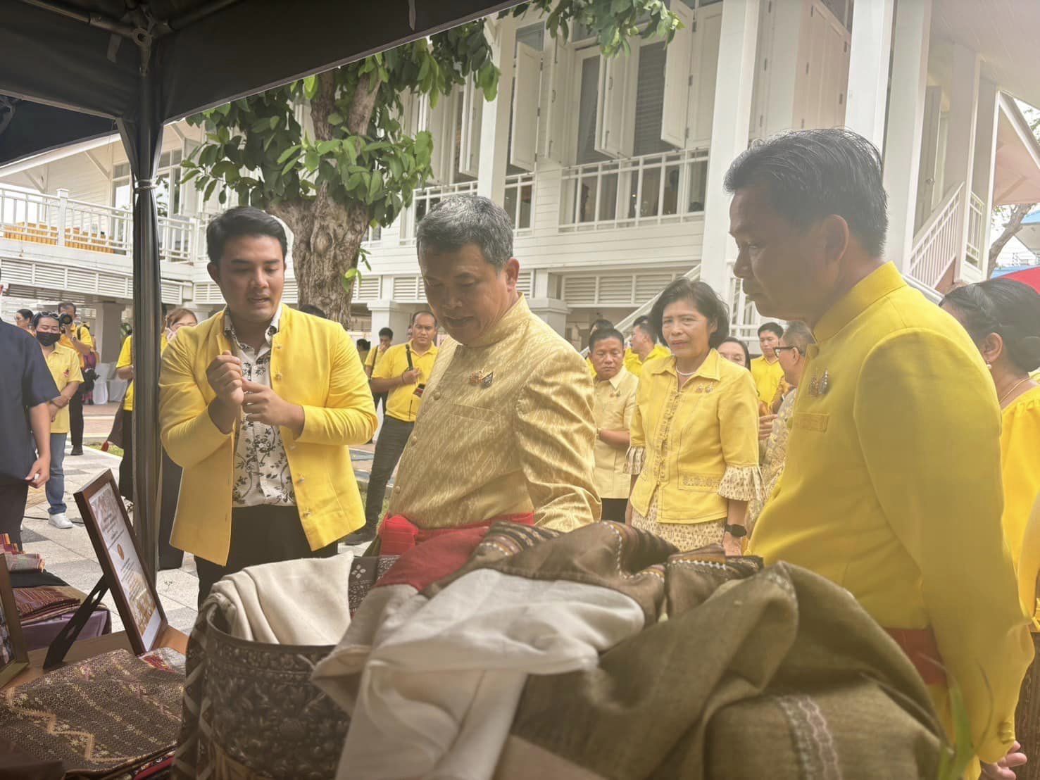 ปลัดกระทรวงมหาดไทยเปิดศูนย์ศิลปวัฒนธรรมหลวงยกกระบัตรเมืองราชบุรี พร้อมเยี่ยมชม ให้กำลังใจ ผู้ผลิตผู้ประกอบการ OTOP จัดบูธแสดงสินค้าโอทอปและโอทอปชวนชิม