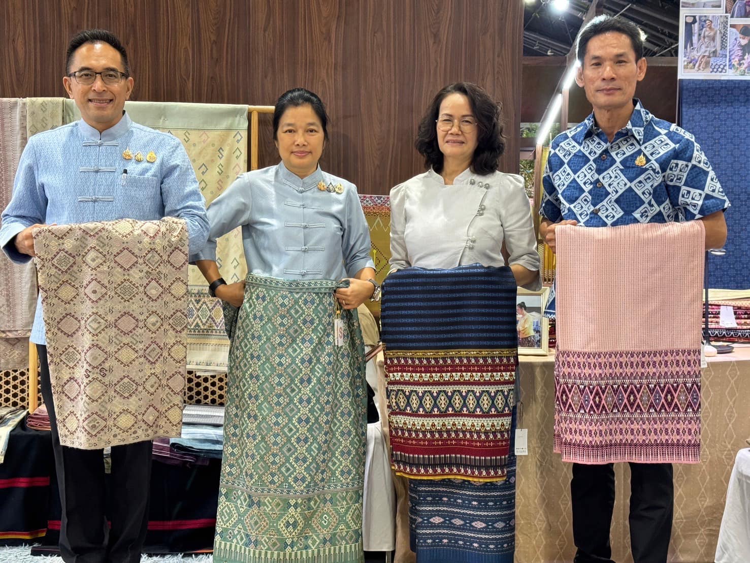 📣 จังหวัดราชบุรี เข้าร่วมพิธีเปิดงาน “ศิลปาชีพประทีปไทย OTOP หลอมดวงใจ ด้วยพระบารมี”  ปี 2567 พร้อมเยี่ยมชมบูธ พูดคุยและให้กำลังใจ ผู้ผลิตผู้ประกอบการ OTOP จังหวัดราชบุรี