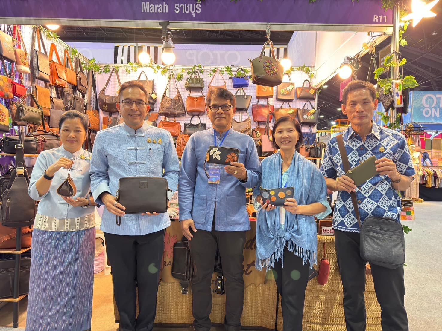 📣 จังหวัดราชบุรี เข้าร่วมพิธีเปิดงาน “ศิลปาชีพประทีปไทย OTOP หลอมดวงใจ ด้วยพระบารมี”  ปี 2567 พร้อมเยี่ยมชมบูธ พูดคุยและให้กำลังใจ ผู้ผลิตผู้ประกอบการ OTOP จังหวัดราชบุรี