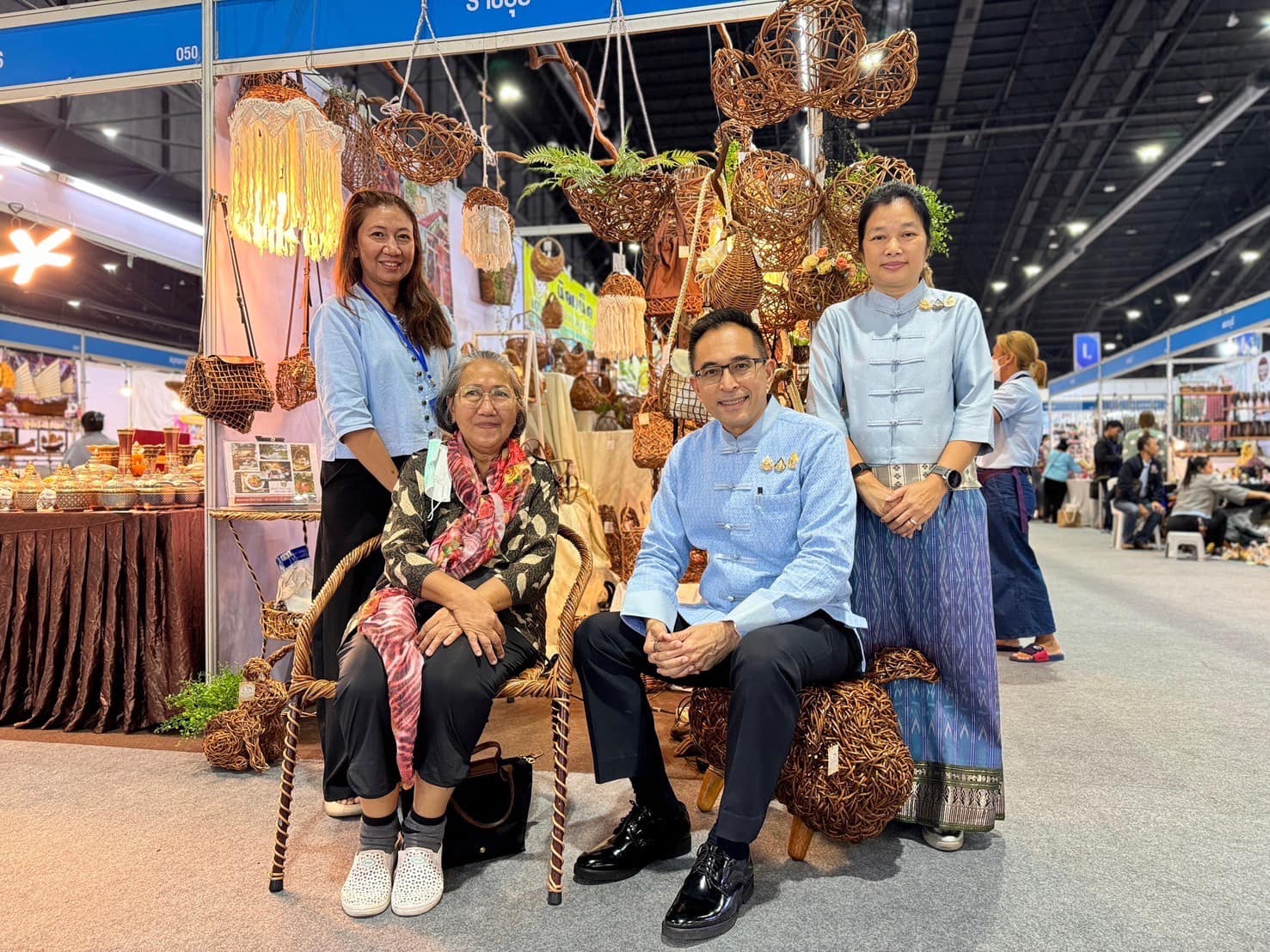 📣 จังหวัดราชบุรี เข้าร่วมพิธีเปิดงาน “ศิลปาชีพประทีปไทย OTOP หลอมดวงใจ ด้วยพระบารมี”  ปี 2567 พร้อมเยี่ยมชมบูธ พูดคุยและให้กำลังใจ ผู้ผลิตผู้ประกอบการ OTOP จังหวัดราชบุรี