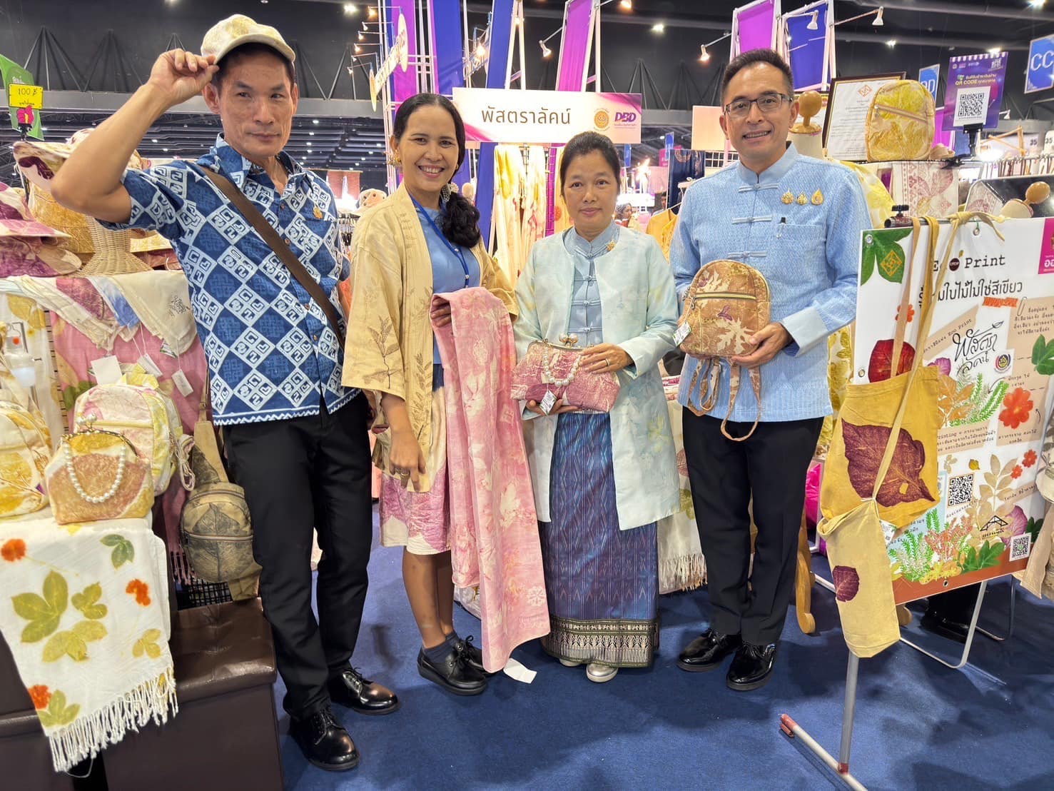 📣 จังหวัดราชบุรี เข้าร่วมพิธีเปิดงาน “ศิลปาชีพประทีปไทย OTOP หลอมดวงใจ ด้วยพระบารมี”  ปี 2567 พร้อมเยี่ยมชมบูธ พูดคุยและให้กำลังใจ ผู้ผลิตผู้ประกอบการ OTOP จังหวัดราชบุรี