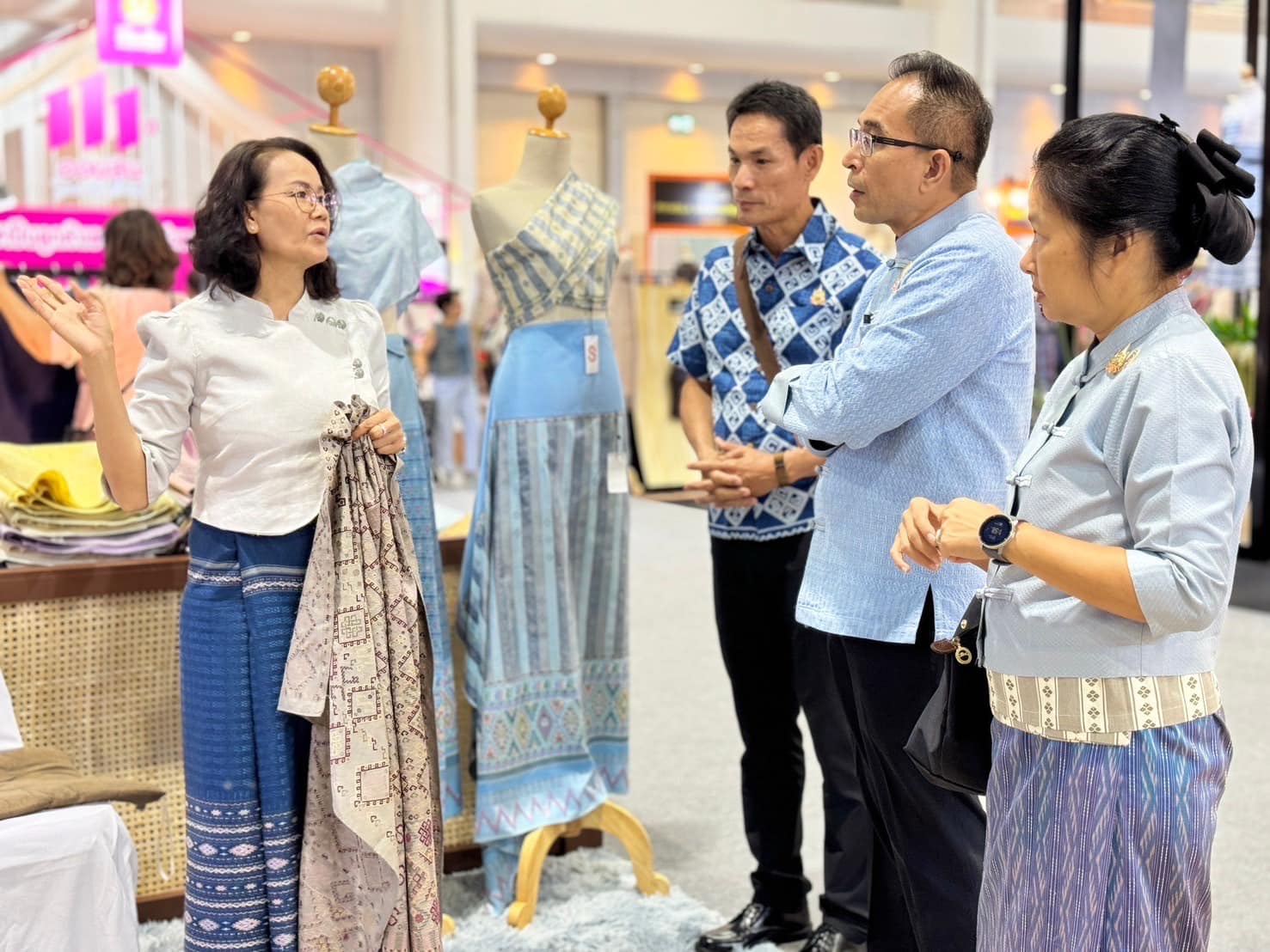 📣 จังหวัดราชบุรี เข้าร่วมพิธีเปิดงาน “ศิลปาชีพประทีปไทย OTOP หลอมดวงใจ ด้วยพระบารมี”  ปี 2567 พร้อมเยี่ยมชมบูธ พูดคุยและให้กำลังใจ ผู้ผลิตผู้ประกอบการ OTOP จังหวัดราชบุรี