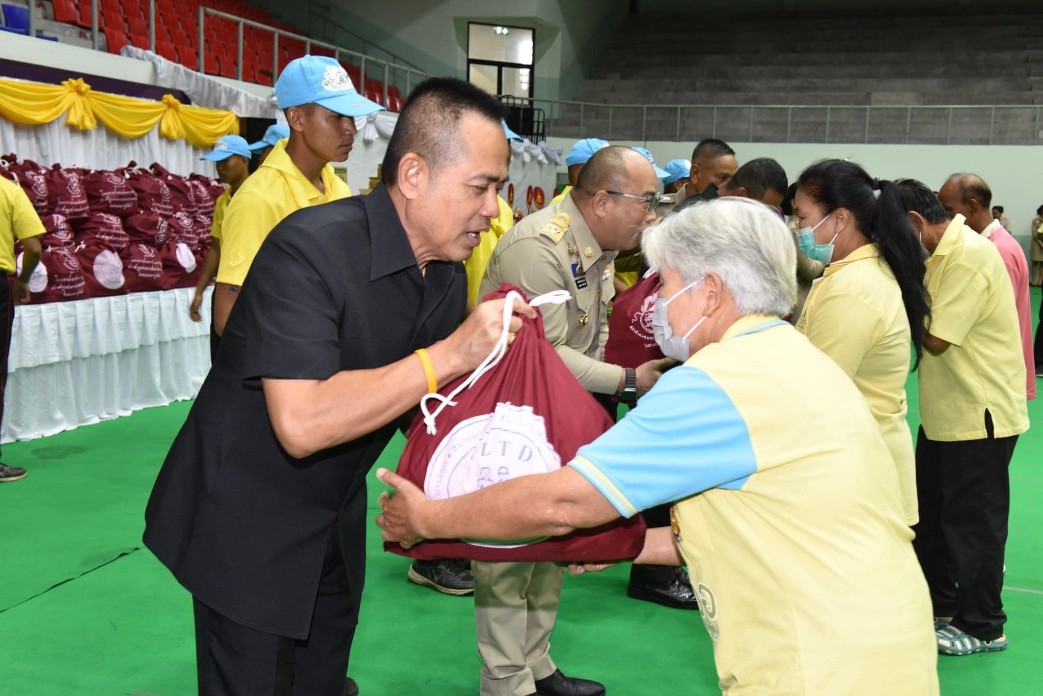 📣 มูลนิธิ มิราเคิล ออฟไลฟ์ มอบถุงยังชีพตามโครงการ “น้ำพระทัยพระราชทาน” และโครงการ “หนึ่งใจ…ช่วยเหลือผู้ประสบภัย” ให้แก่ราษฎรที่ประสบปัญหาเดือดร้อนในพื้นที่จ.ราชบุ