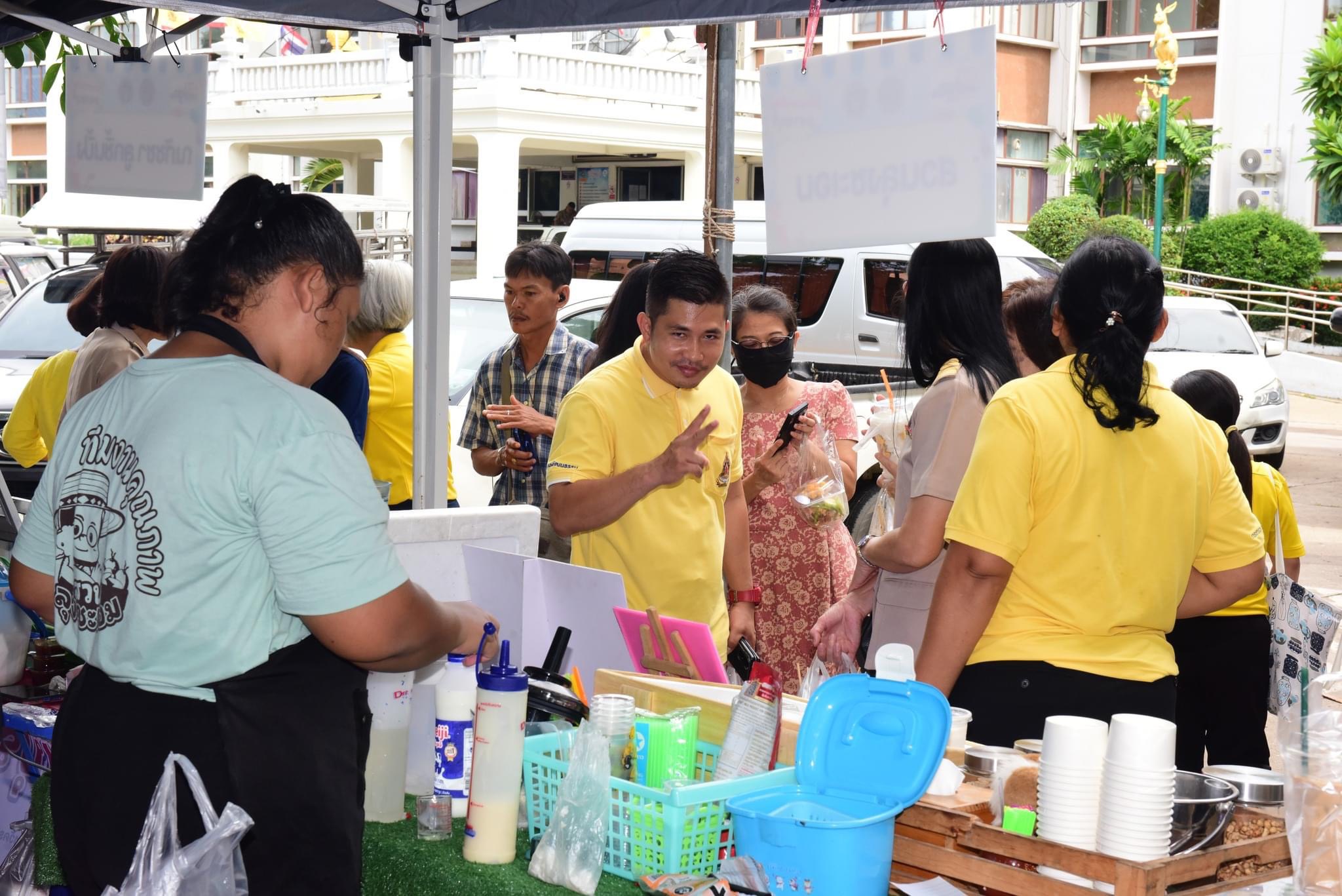 📣 พช. ราชบุรี เยี่ยมชมสินค้า “ตลาดพาณิชย์ @ ราชบุรี” เพื่อเป็นขวัญกำลังใจให้กับผู้ประกอบการร้านค้าที่มาร่วมจำหน่ายสินค้า