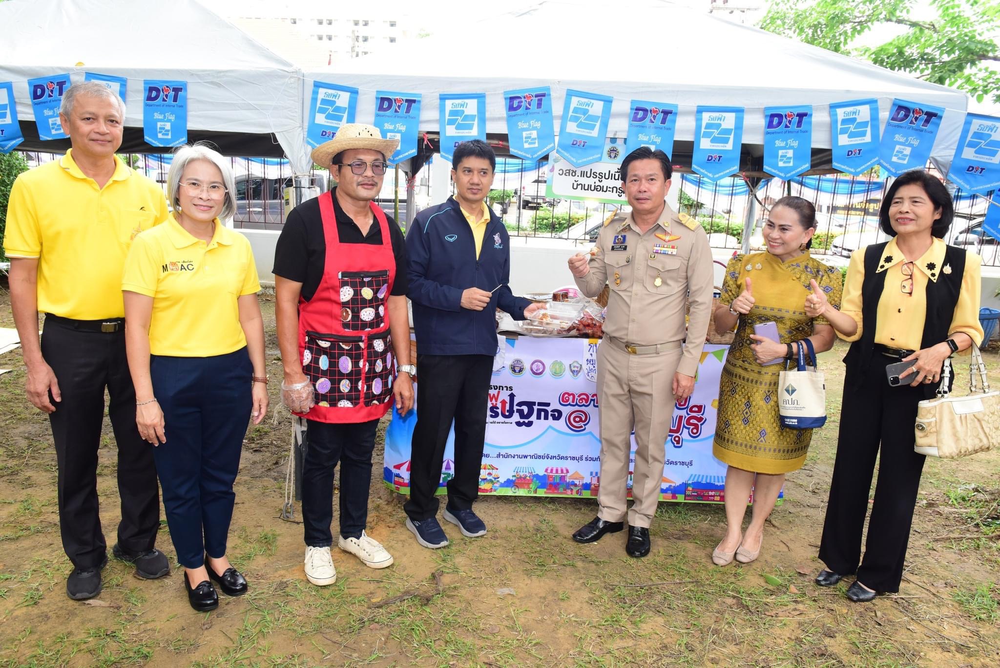 📣 พช. ราชบุรี เยี่ยมชมสินค้า “ตลาดพาณิชย์ @ ราชบุรี” เพื่อเป็นขวัญกำลังใจให้กับผู้ประกอบการร้านค้าที่มาร่วมจำหน่ายสินค้า