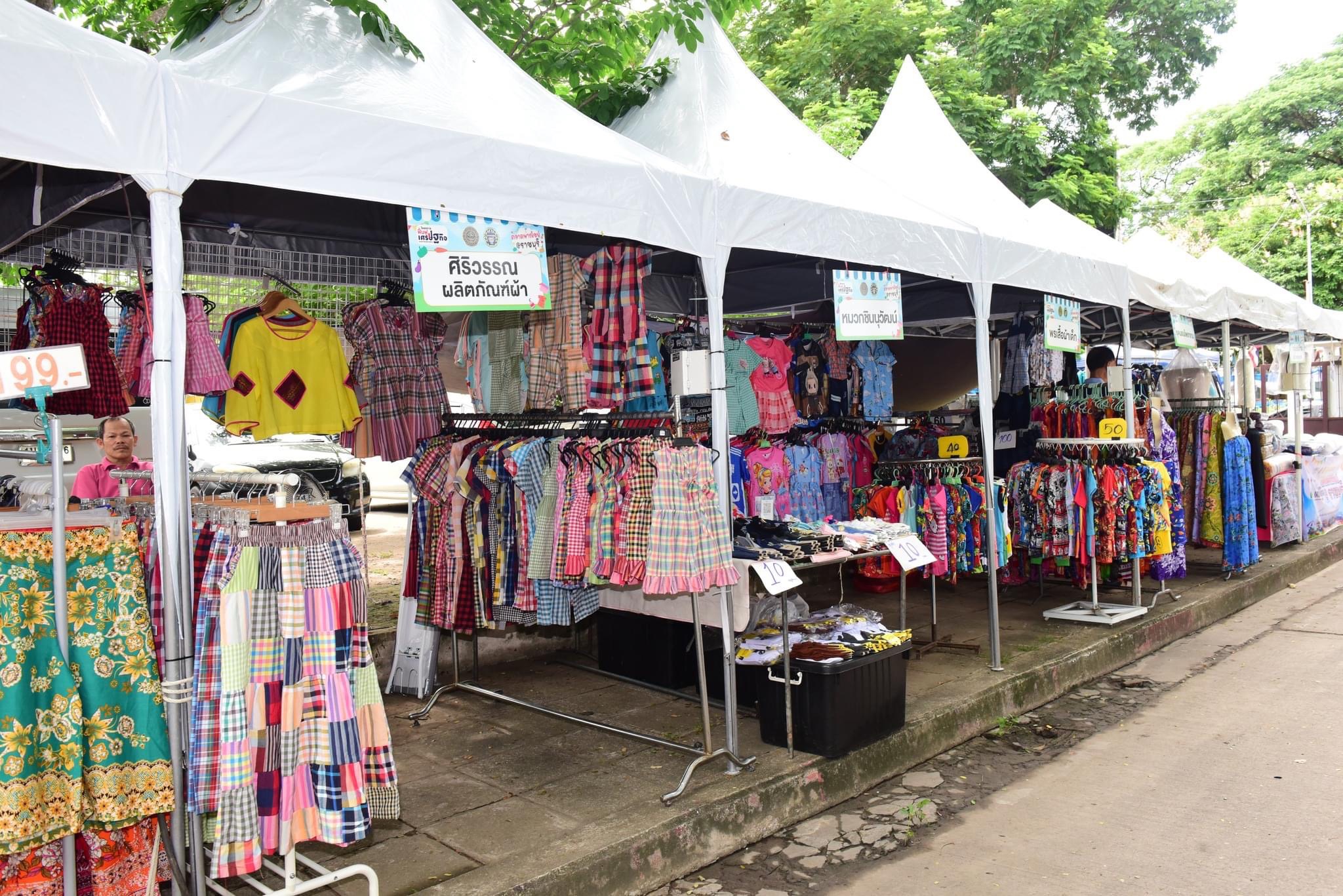 📣 พช. ราชบุรี เยี่ยมชมสินค้า “ตลาดพาณิชย์ @ ราชบุรี” เพื่อเป็นขวัญกำลังใจให้กับผู้ประกอบการร้านค้าที่มาร่วมจำหน่ายสินค้า