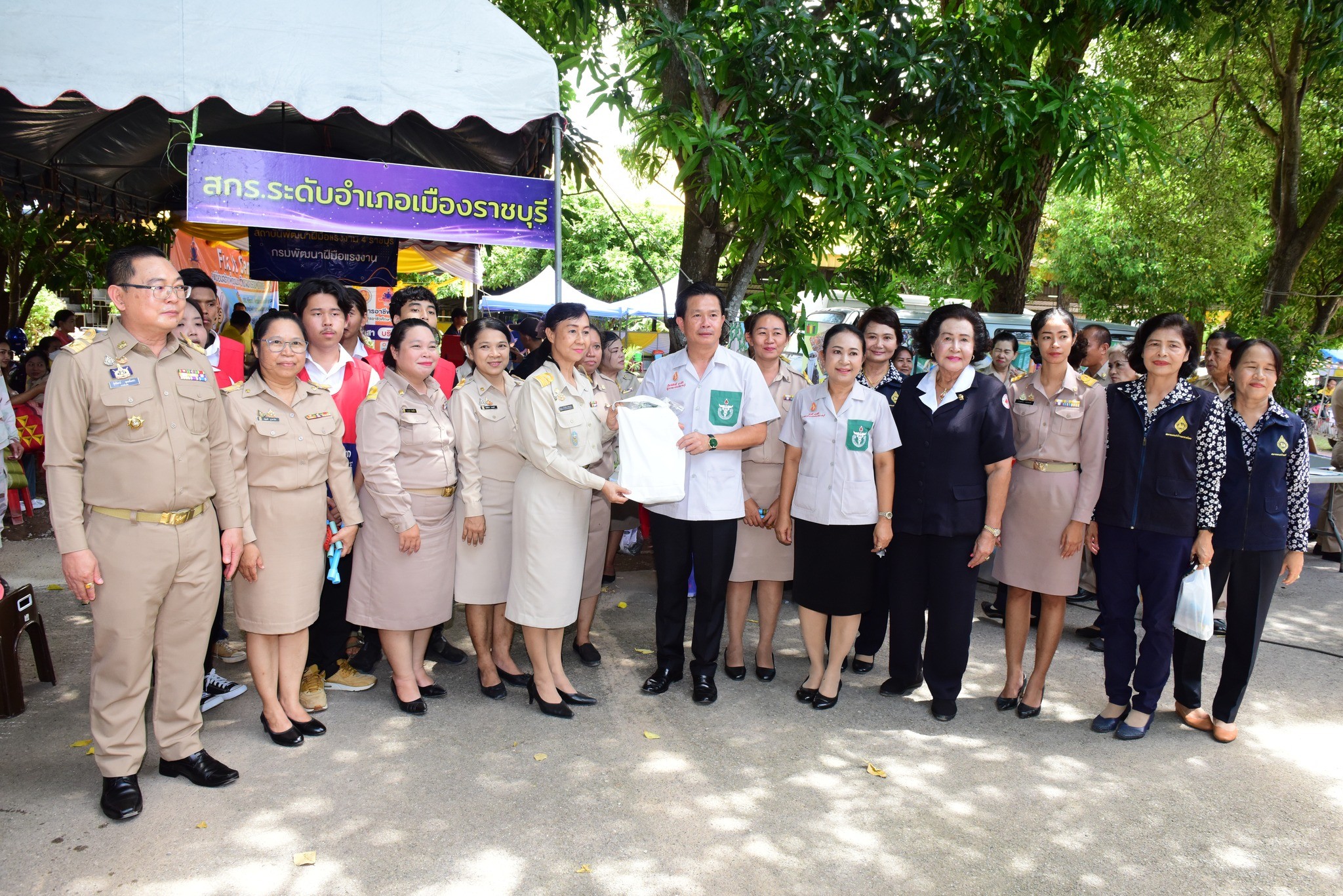 📣 พช.ราชบุรี ร่วมออกหน่วยให้บริการประชาชนภายใต้โครงการจังหวัดเคลื่อนที่ “บำบัดทุกข์บำรุงสุข สร้างรอยยิ้มให้ประชาชนจังหวัดราชบุรี” ร่วมกับโครงการหน่วยแพทย์เคลื่อนที่ พอ.สว.จังหวัดราชบุรี ประจำปี 2567 ครั้งที่ 10