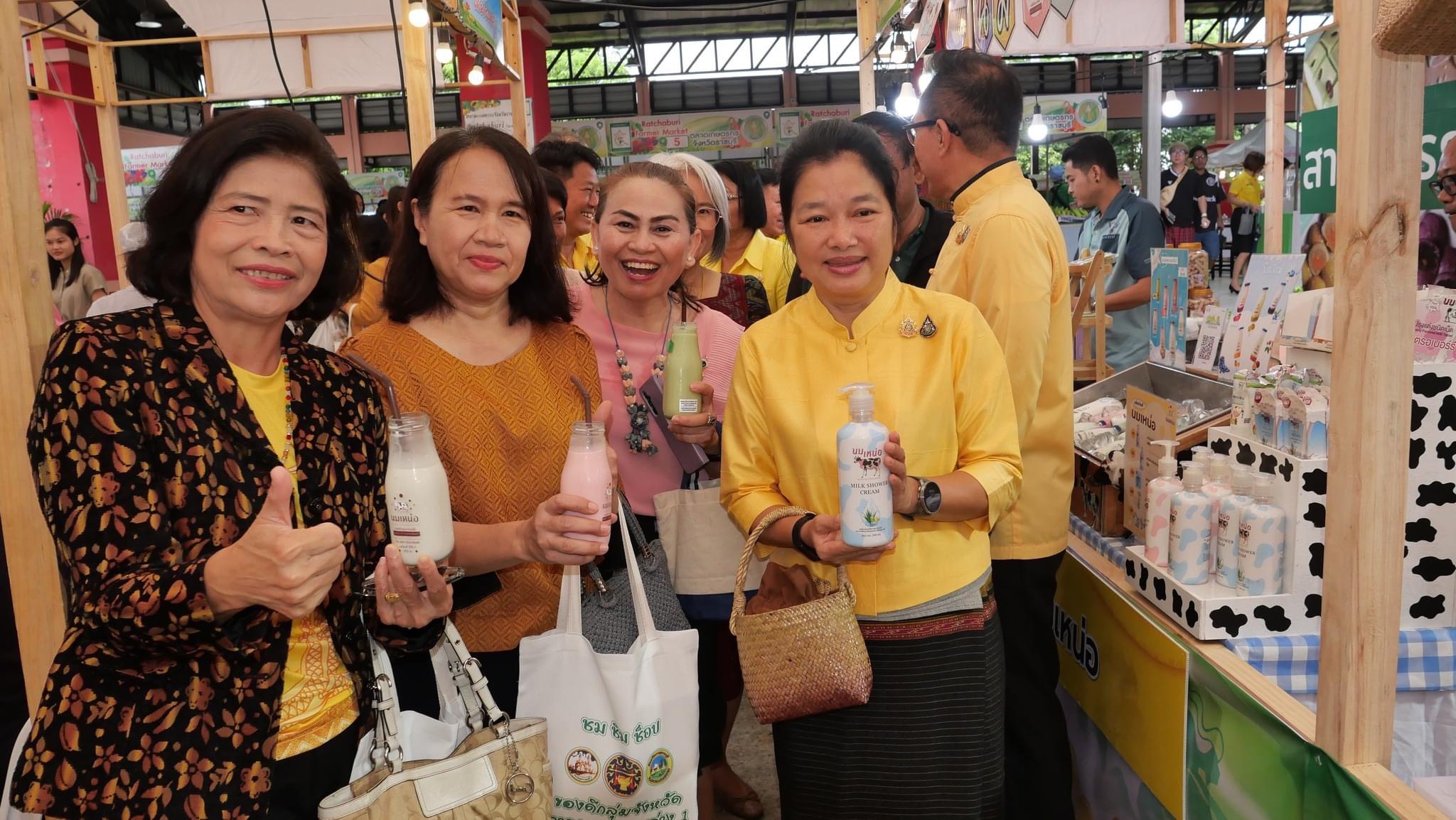 📣 พช.ราชบุรี ร่วมพิธีเปิดงานจำหน่ายของดีและสินค้าเกษตรปลอดภัยภายใต้แนวคิด “ชม ชิม ช็อป ของดีกลุ่มจังหวัดภาคกลางตอนล่าง 1”