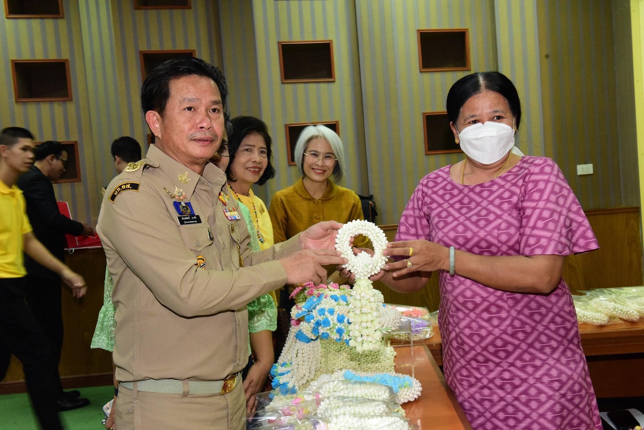 พช.ราชบุรี ร่วมพิธีมอบโล่เชิดชูเกียรติ และมอบเกียรติบัตรของสำนักงานวัฒนธรรมจังหวัดราชบุรี และการจัดแสดงสินค้าชุมชนคุณธรรมจังหวัดราชบุรี ประจำปีงบประมาณ พ.ศ. 2567