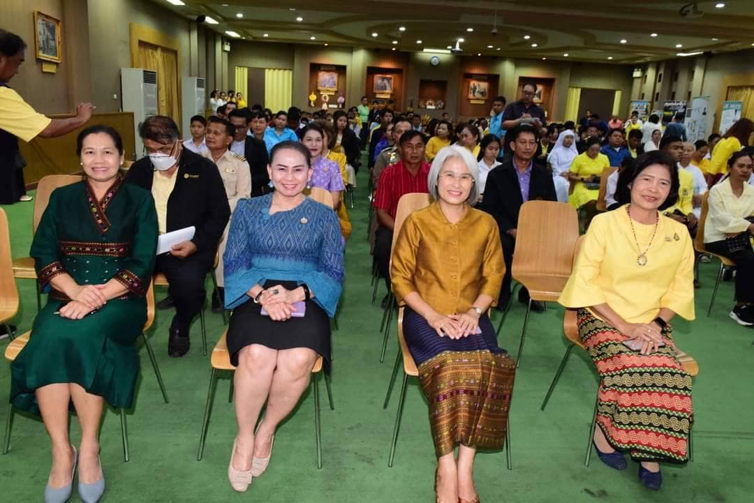 พช.ราชบุรี ร่วมพิธีมอบโล่เชิดชูเกียรติ และมอบเกียรติบัตรของสำนักงานวัฒนธรรมจังหวัดราชบุรี และการจัดแสดงสินค้าชุมชนคุณธรรมจังหวัดราชบุรี ประจำปีงบประมาณ พ.ศ. 2567