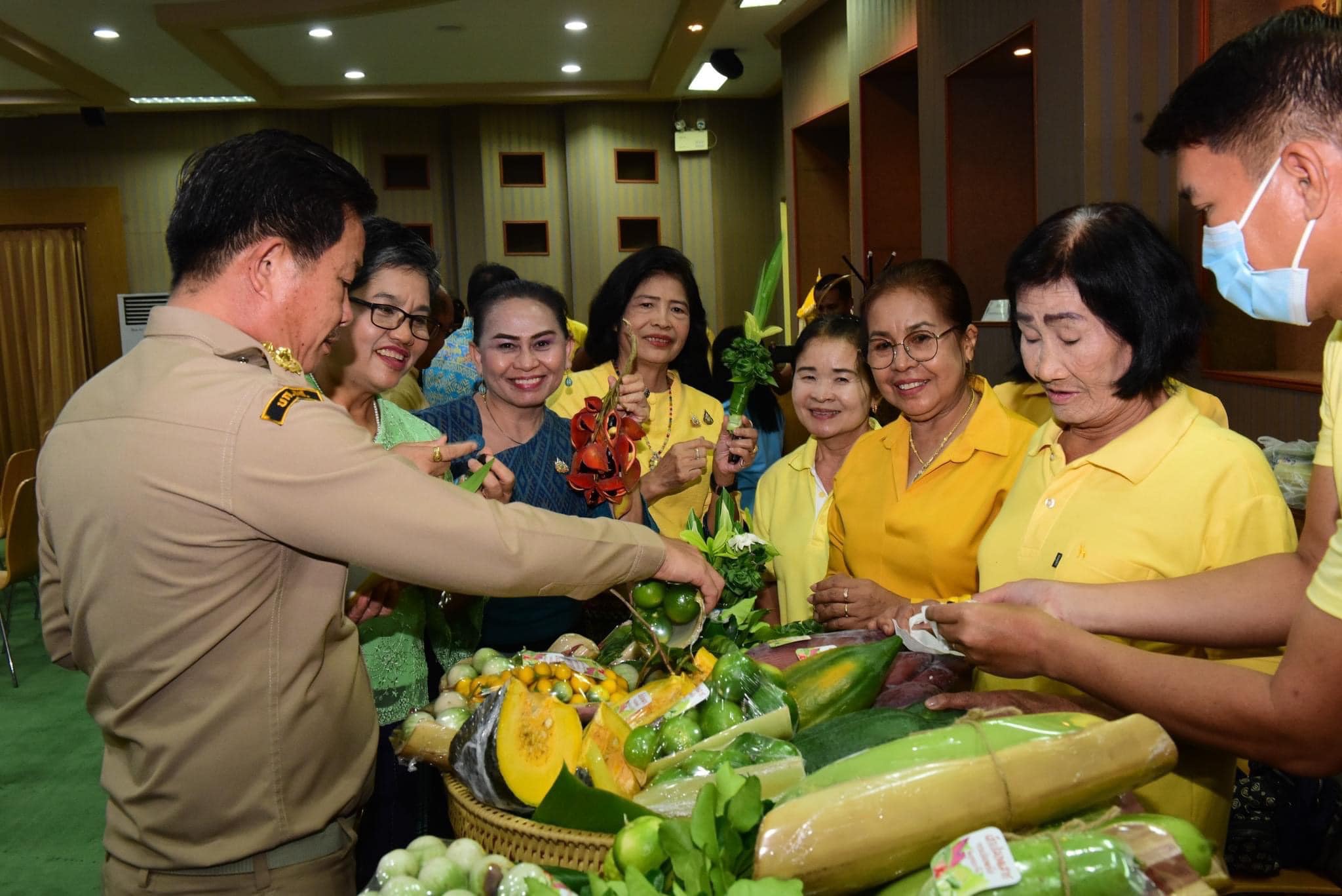 พช.ราชบุรี ร่วมพิธีมอบโล่เชิดชูเกียรติ และมอบเกียรติบัตรของสำนักงานวัฒนธรรมจังหวัดราชบุรี และการจัดแสดงสินค้าชุมชนคุณธรรมจังหวัดราชบุรี ประจำปีงบประมาณ พ.ศ. 2567