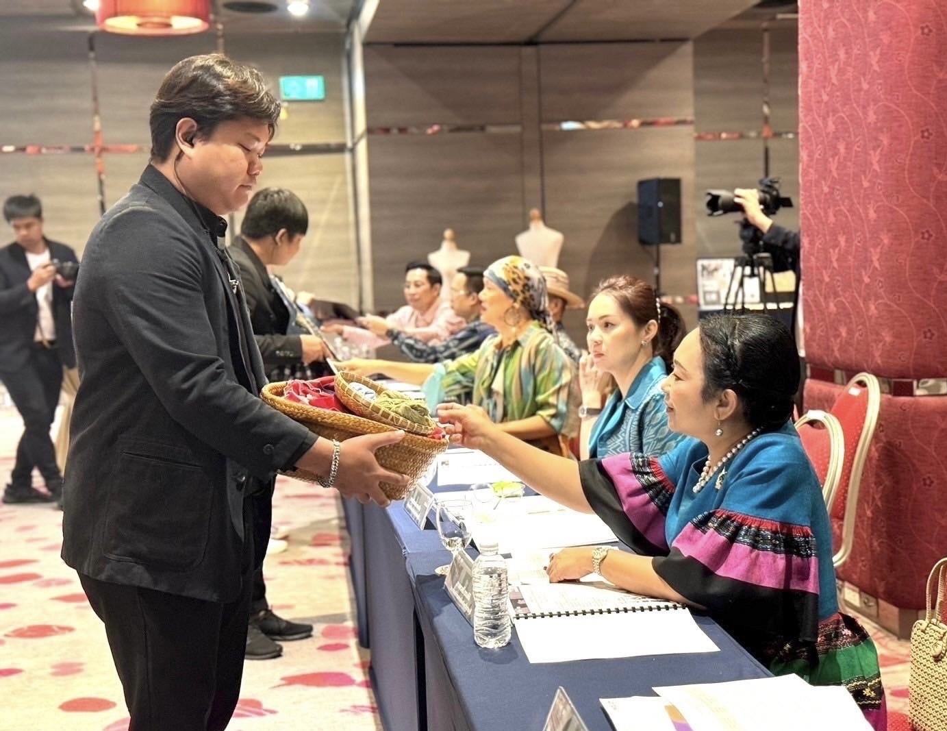 📣 จังหวัดราชบุรี เข้าร่วมพิธีเปิดการประกวดนักออกแบบผ้าไทยใส่ให้สนุกรุ่นใหม่ ระดับภาคกลาง ตามโครงการนักออกแบบผ้าไทยใส่ให้สนุกรุ่นใหม่ 2567 (New Gen Young Designer 2024)