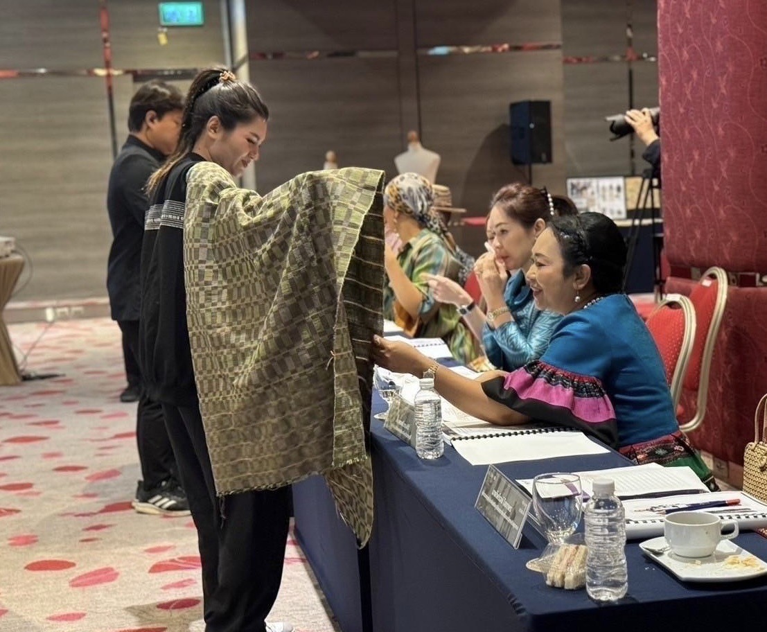 📣 จังหวัดราชบุรี เข้าร่วมพิธีเปิดการประกวดนักออกแบบผ้าไทยใส่ให้สนุกรุ่นใหม่ ระดับภาคกลาง ตามโครงการนักออกแบบผ้าไทยใส่ให้สนุกรุ่นใหม่ 2567 (New Gen Young Designer 2024)