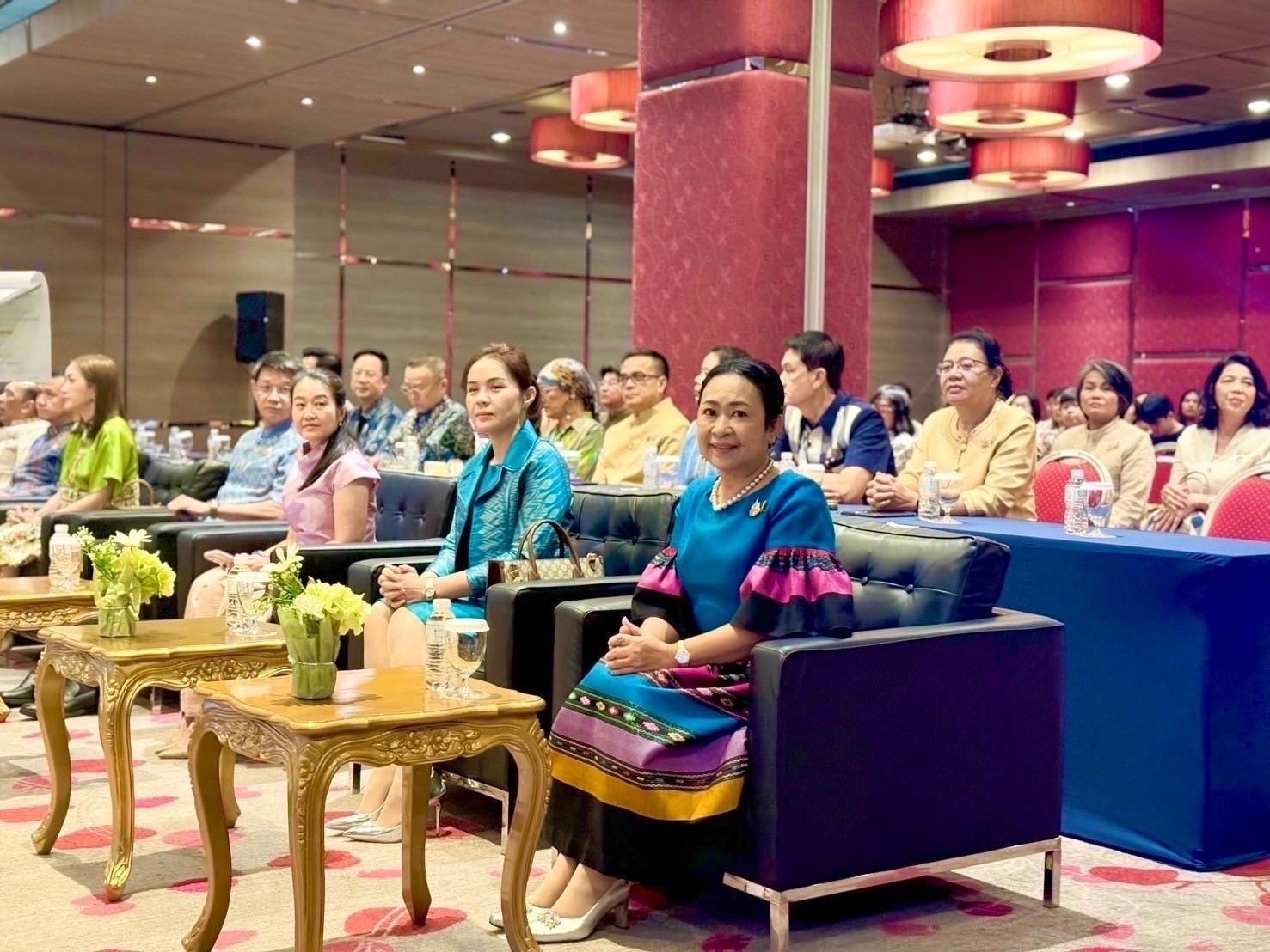 📣 จังหวัดราชบุรี เข้าร่วมพิธีเปิดการประกวดนักออกแบบผ้าไทยใส่ให้สนุกรุ่นใหม่ ระดับภาคกลาง ตามโครงการนักออกแบบผ้าไทยใส่ให้สนุกรุ่นใหม่ 2567 (New Gen Young Designer 2024)