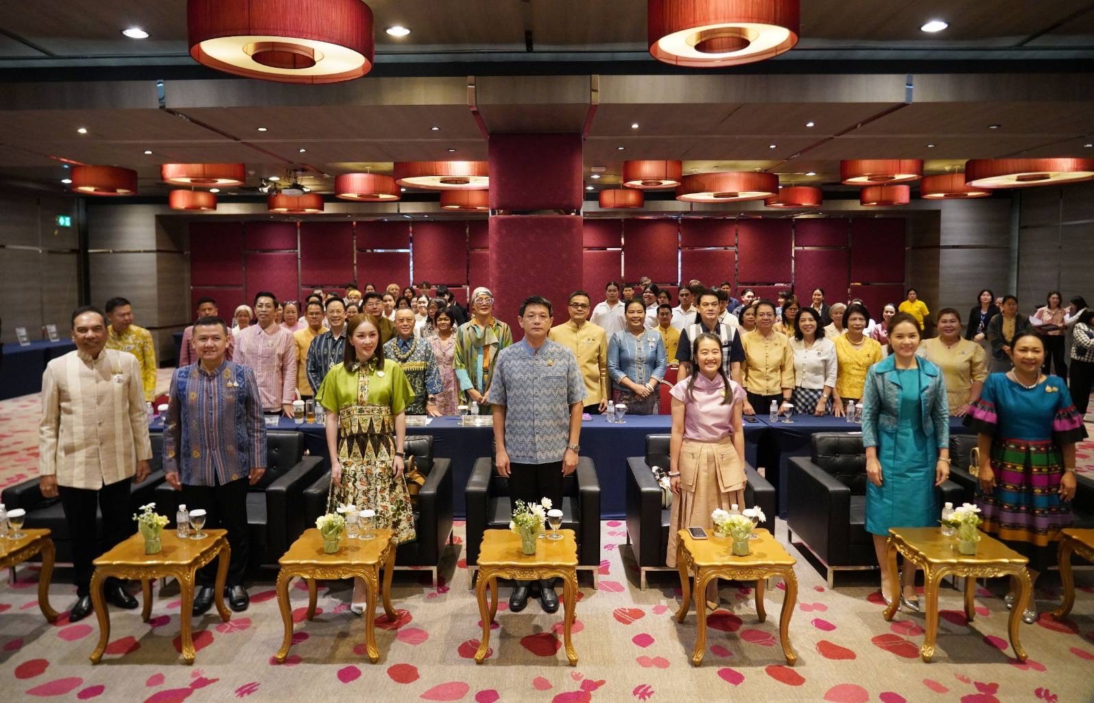 📣 จังหวัดราชบุรี เข้าร่วมพิธีเปิดการประกวดนักออกแบบผ้าไทยใส่ให้สนุกรุ่นใหม่ ระดับภาคกลาง ตามโครงการนักออกแบบผ้าไทยใส่ให้สนุกรุ่นใหม่ 2567 (New Gen Young Designer 2024)