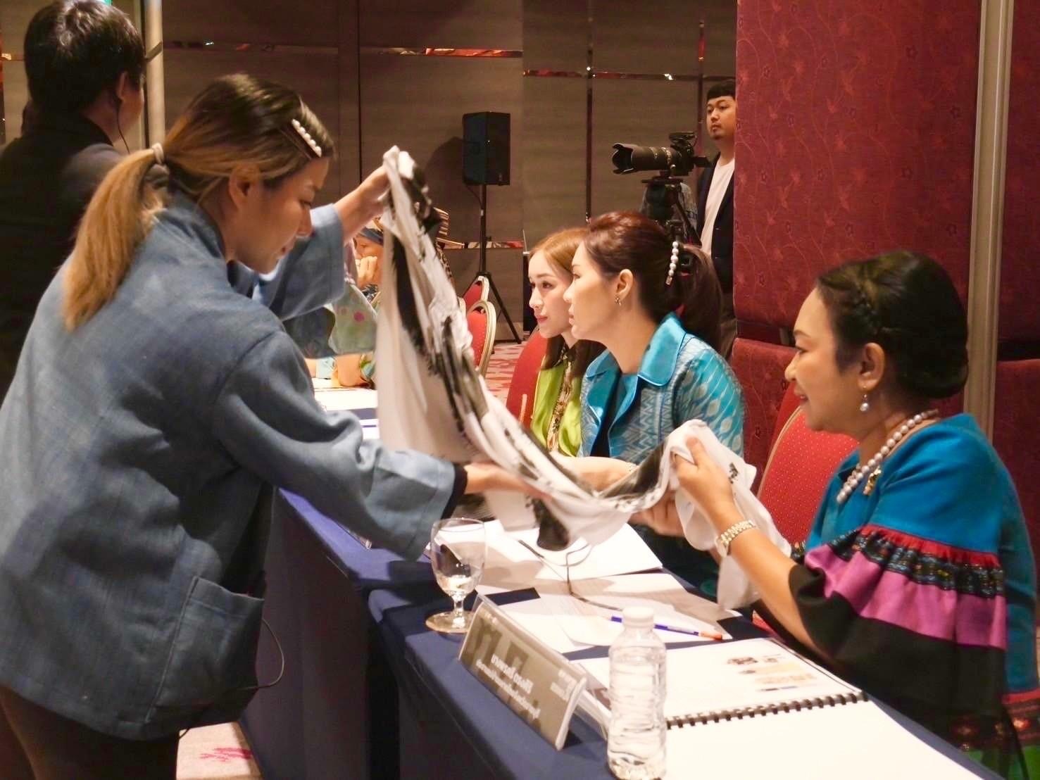 📣 จังหวัดราชบุรี เข้าร่วมพิธีเปิดการประกวดนักออกแบบผ้าไทยใส่ให้สนุกรุ่นใหม่ ระดับภาคกลาง ตามโครงการนักออกแบบผ้าไทยใส่ให้สนุกรุ่นใหม่ 2567 (New Gen Young Designer 2024)