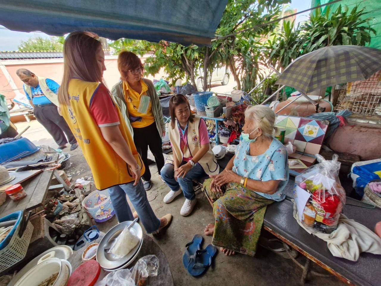 พช.บ้านโป่ง มอบถุงยังชีพครัวเรือนเปราะบาง ด้อยโอกาส ในเขตเทศบาลเมืองบ้านโป่ง