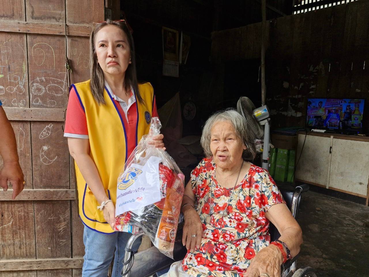 พช.บ้านโป่ง มอบถุงยังชีพครัวเรือนเปราะบาง ด้อยโอกาส ในเขตเทศบาลเมืองบ้านโป่ง