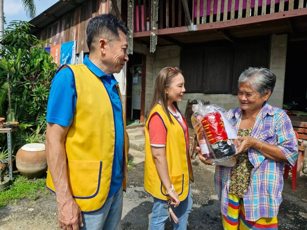 พช.บ้านโป่ง มอบถุงยังชีพครัวเรือนเปราะบาง ด้อยโอกาส ในเขตเทศบาลเมืองบ้านโป่ง