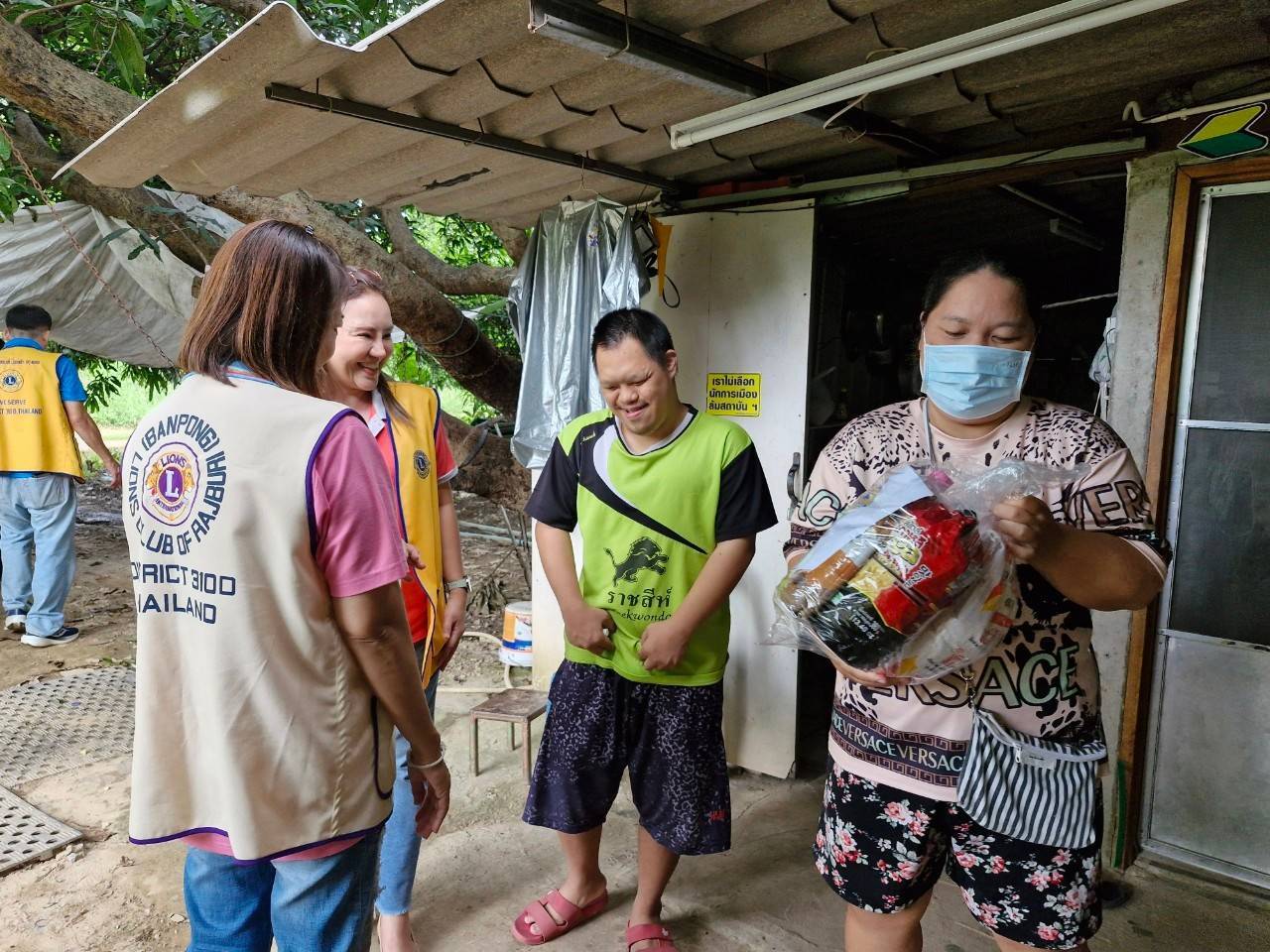พช.บ้านโป่ง มอบถุงยังชีพครัวเรือนเปราะบาง ด้อยโอกาส ในเขตเทศบาลเมืองบ้านโป่ง