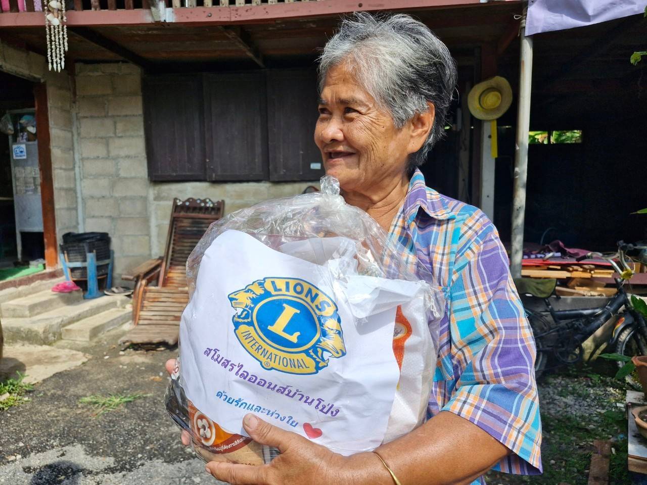 พช.บ้านโป่ง มอบถุงยังชีพครัวเรือนเปราะบาง ด้อยโอกาส ในเขตเทศบาลเมืองบ้านโป่ง